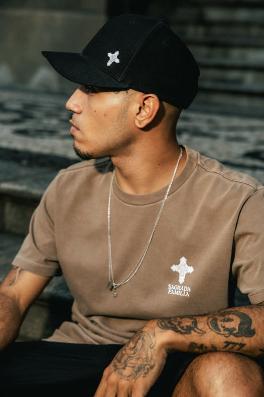 Perfil de modelo com boné de cruz bordada
