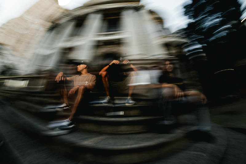 Trio na escadaria com motion blur radial