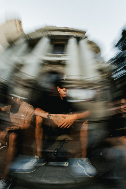 Modelo ao centro com rastro de movimento